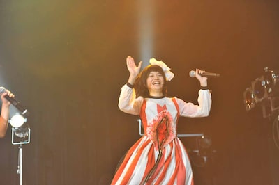 最後に研究員に向けて手を振るミチバヤシリオ。