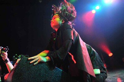 ヘッドバンギングするヒラノノゾミ。