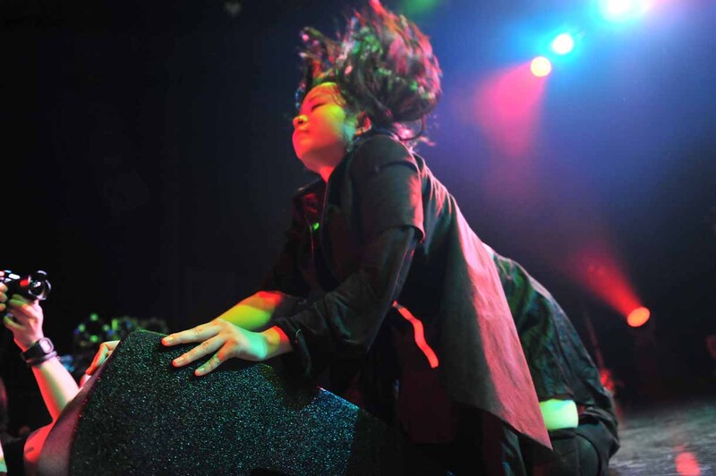 ヘッドバンギングするヒラノノゾミ。