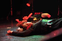 ステージに倒れ込むプー・ルイ。