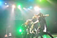 「Give me your love 全部」歌唱の様子。