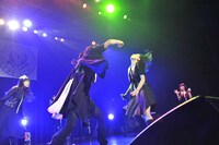 ファーストサマーウイカとカミヤサキによるバトルシーンの様子。