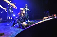 プー・ルイと倒れ込んだテンテンコ。