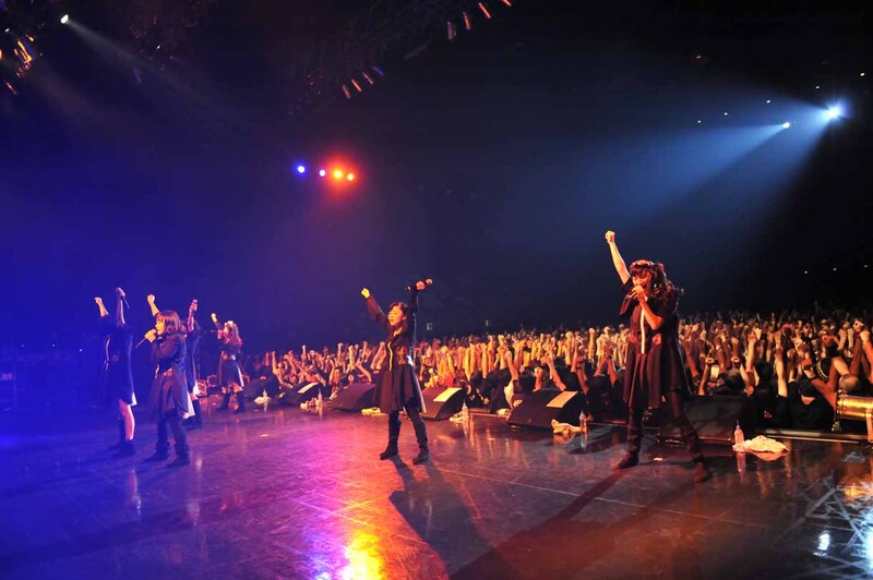 「primal.」歌唱の様子。