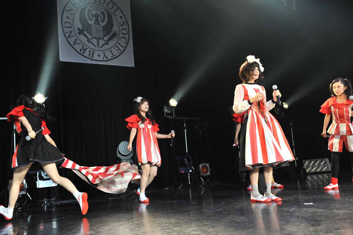 ミチバヤシリオの服がやぶれ内臓のようなものが見える。