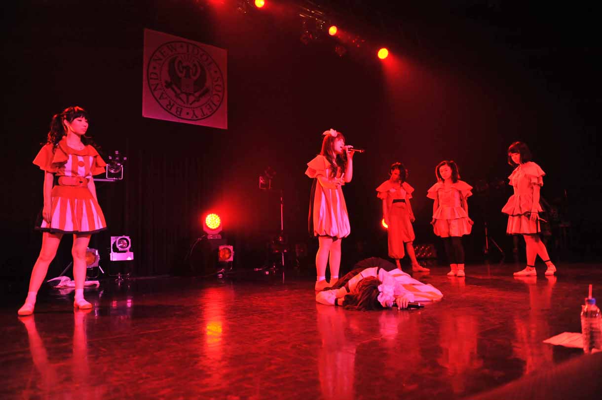 ミチバヤシリオは倒れ、他のメンバーは「DiE」を歌いだす。