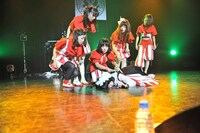 ミチバヤシリオを起こそうとする他のメンバー。