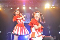 左からファーストサマーウイカ、テンテンコ。