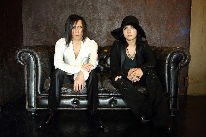 左からMORRIE、HYDE。