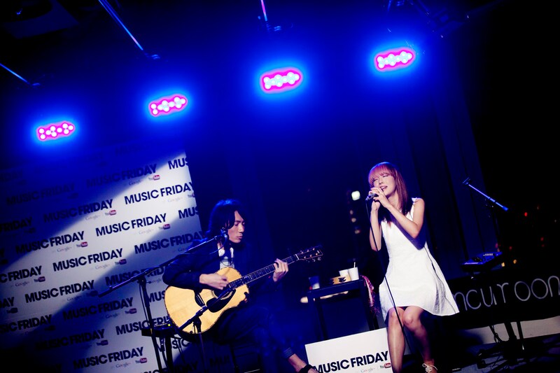 moumoon「MUSIC FRIDAY on Google+ | YouTube」出演時のライブの様子。