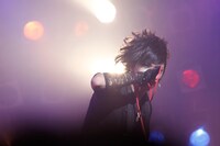 ライブツアー「TOUR 2013 UNDER THE "SCREW"」の、8月31日に開催された名古屋Electric Lady Land公演の模様。