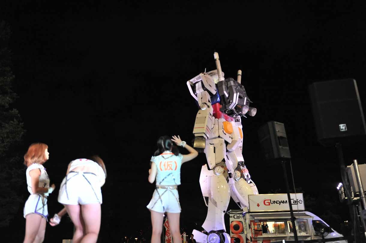ガンダムに向かって仙石みなみが“斬る”ポーズ。