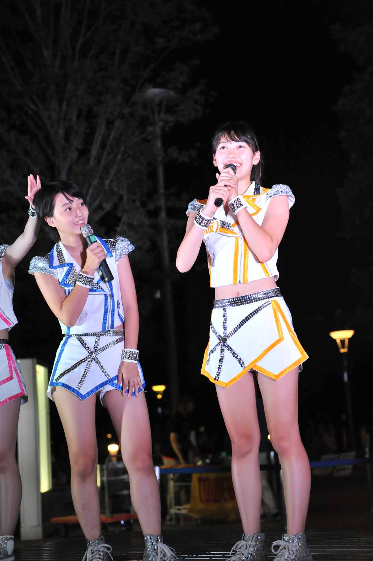 左から新井愛瞳、佐保明梨。