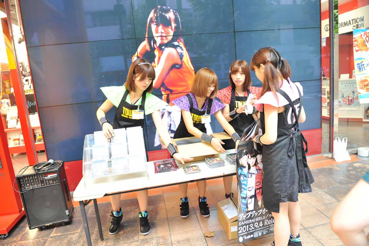 店頭イベントの準備をする森咲樹、佐藤綾乃、仙石みなみ、古川小夏。