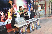 店頭で新曲をアピールする佐藤綾乃、森咲樹、仙石みなみ、古川小夏。