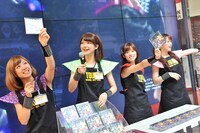 店頭で新曲をアピールする佐藤綾乃、森咲樹、仙石みなみ、古川小夏。