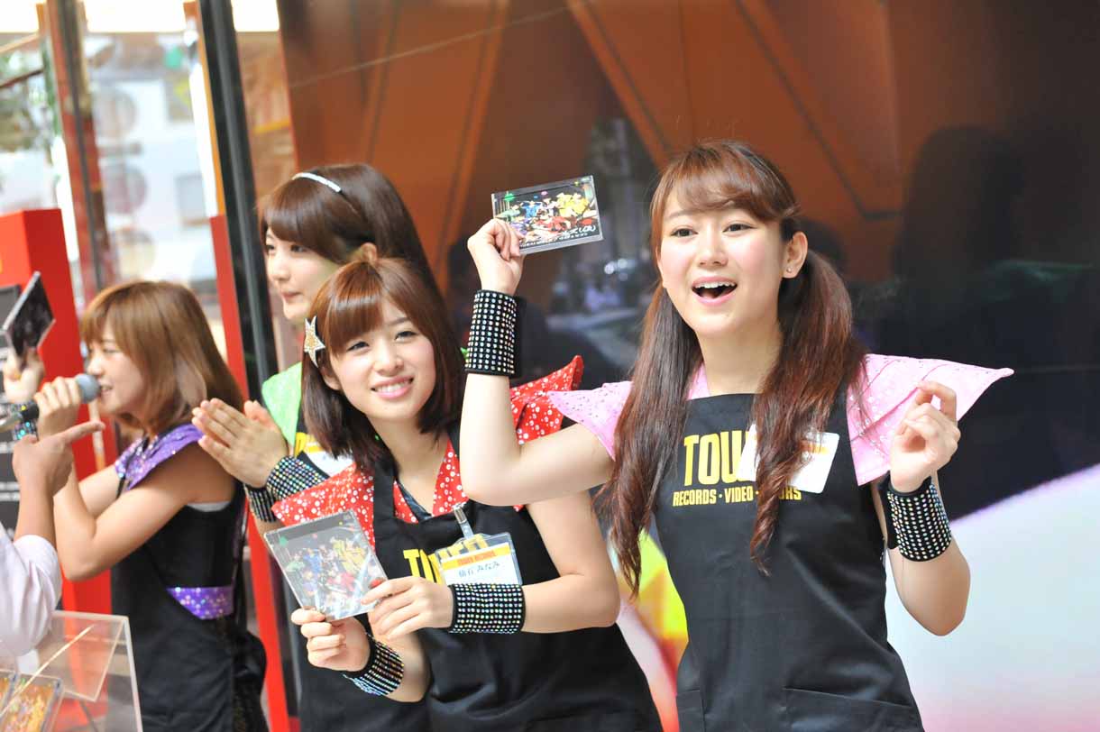 店頭で新曲をアピールする佐藤綾乃、森咲樹、仙石みなみ、古川小夏。