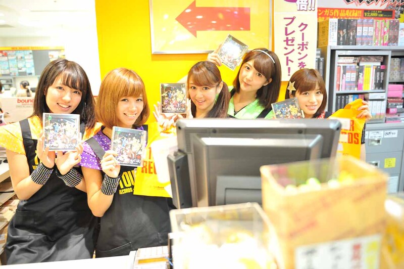 タワーレコード新宿店のレジで手渡し会を始める関根梓、佐藤綾乃、古川小夏、森咲樹、仙石みなみ。