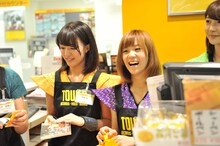 袋詰めする関根梓と佐藤綾乃。