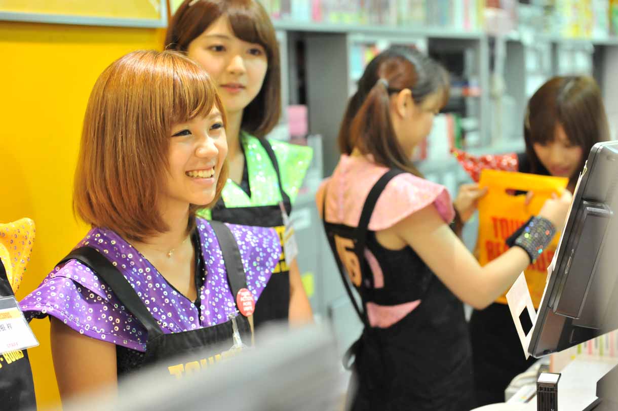 ファンに笑顔を見せる佐藤綾乃。