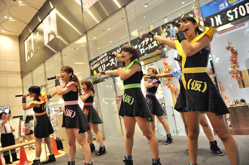 マルイシティ渋谷でのミニライブの様子。