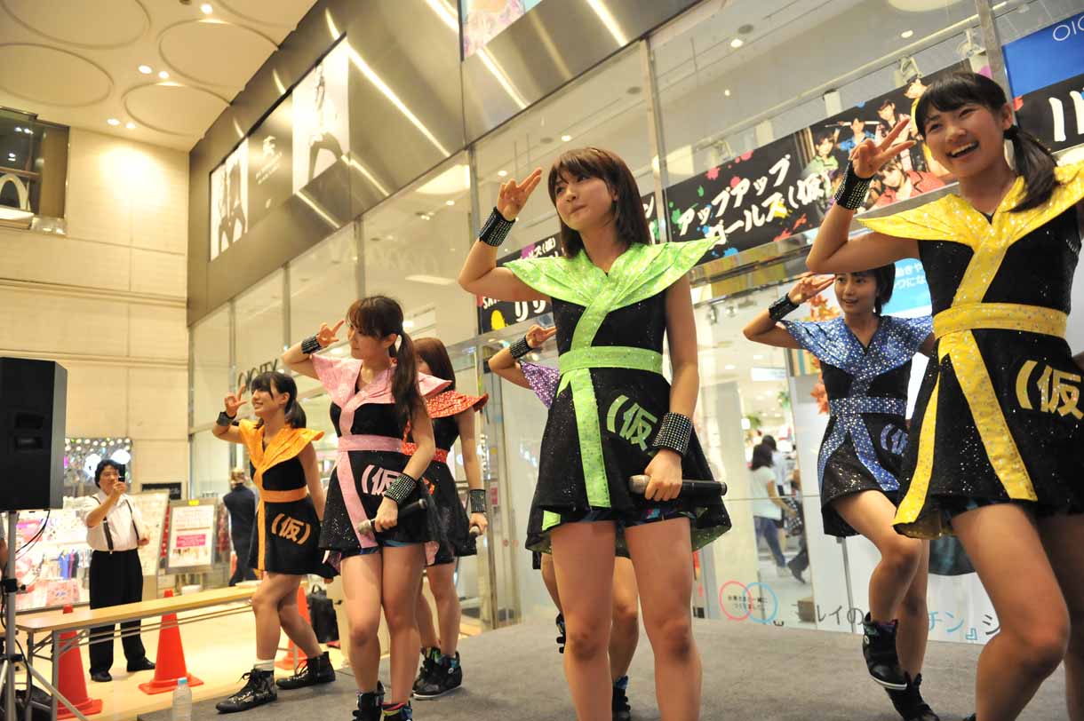 マルイシティ渋谷でのミニライブの様子。