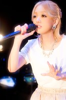 Billboard Live TOKYOで歌う西野カナ。