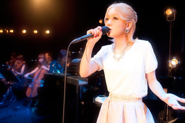 Billboard Live TOKYOで歌う西野カナ。