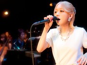 Billboard Live TOKYOで歌う西野カナ。