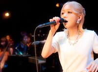 Billboard Live TOKYOで歌う西野カナ。
