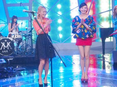 オープニング登場時の西野カナ、ベッキー。