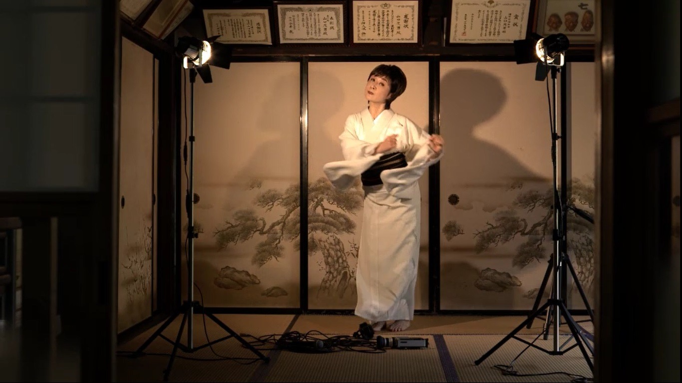 自ら動画を撮影する小林幸子。