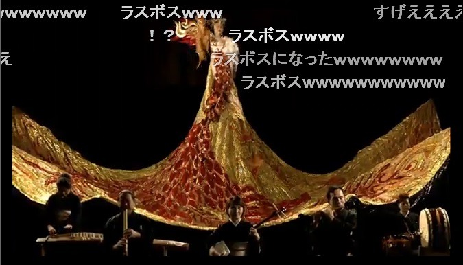 「火の鳥」の衣装で熱唱する小林幸子。