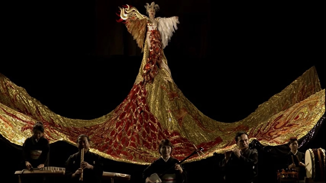 「火の鳥」の衣装で熱唱する小林幸子。