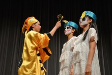 ぁぃぁぃ＆みれいキョンシーをお札で封じる霊幻道士真山。