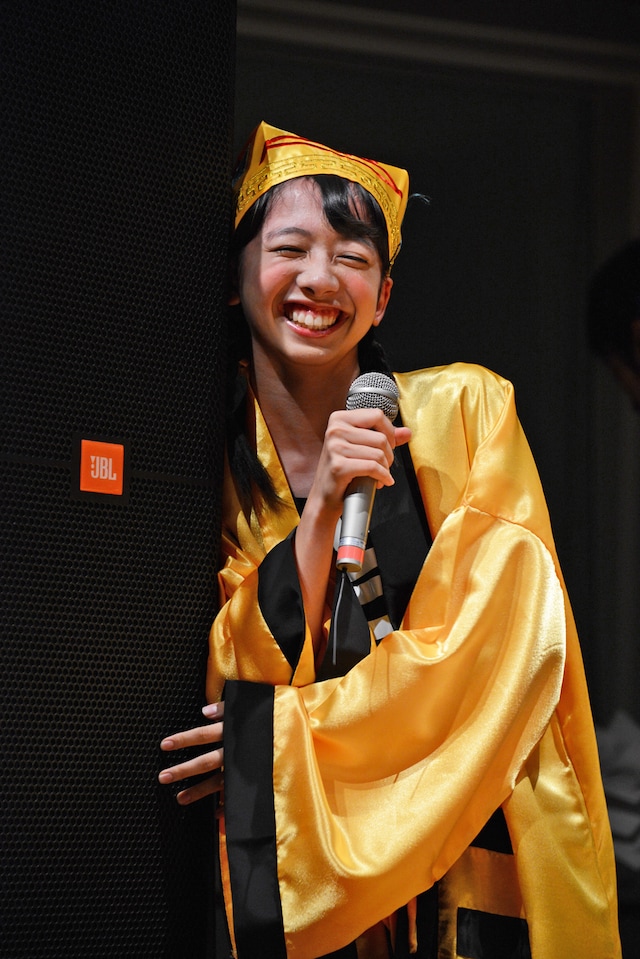 尊敬する声優・田村ゆかりから初公開収録のお祝いコメントが届き、スピーカーに耳を寄せてうっとりする真山りか。