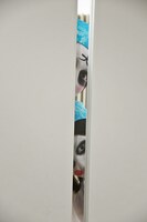 ドアの覗き窓から顔を出す大キョンシー（松野莉奈）と小キョンシー（柏木ひなた）。