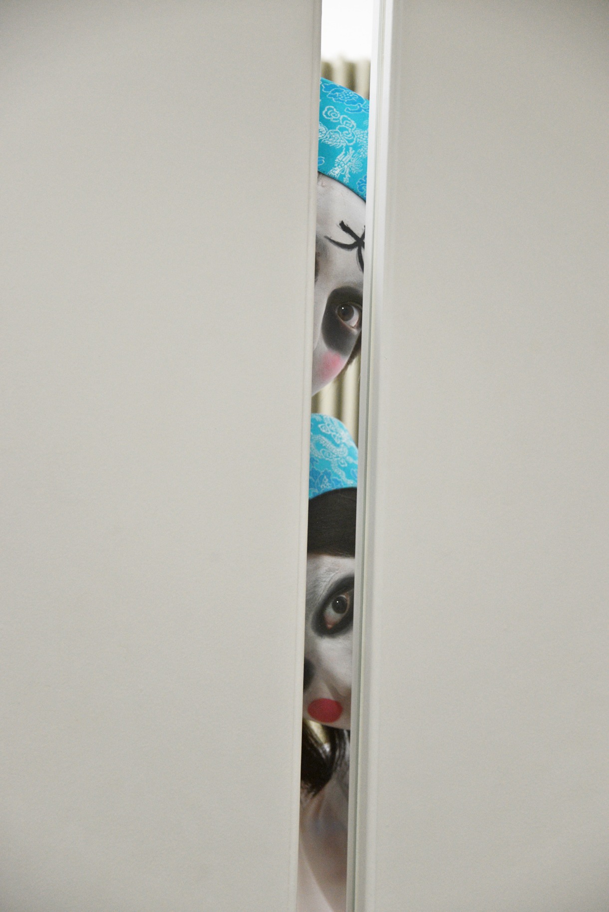 ドアの覗き窓から顔を出す大キョンシー（松野莉奈）と小キョンシー（柏木ひなた）。