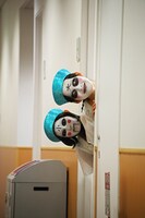 ひょっこり顔を出す大キョンシー＆小キョンシー。