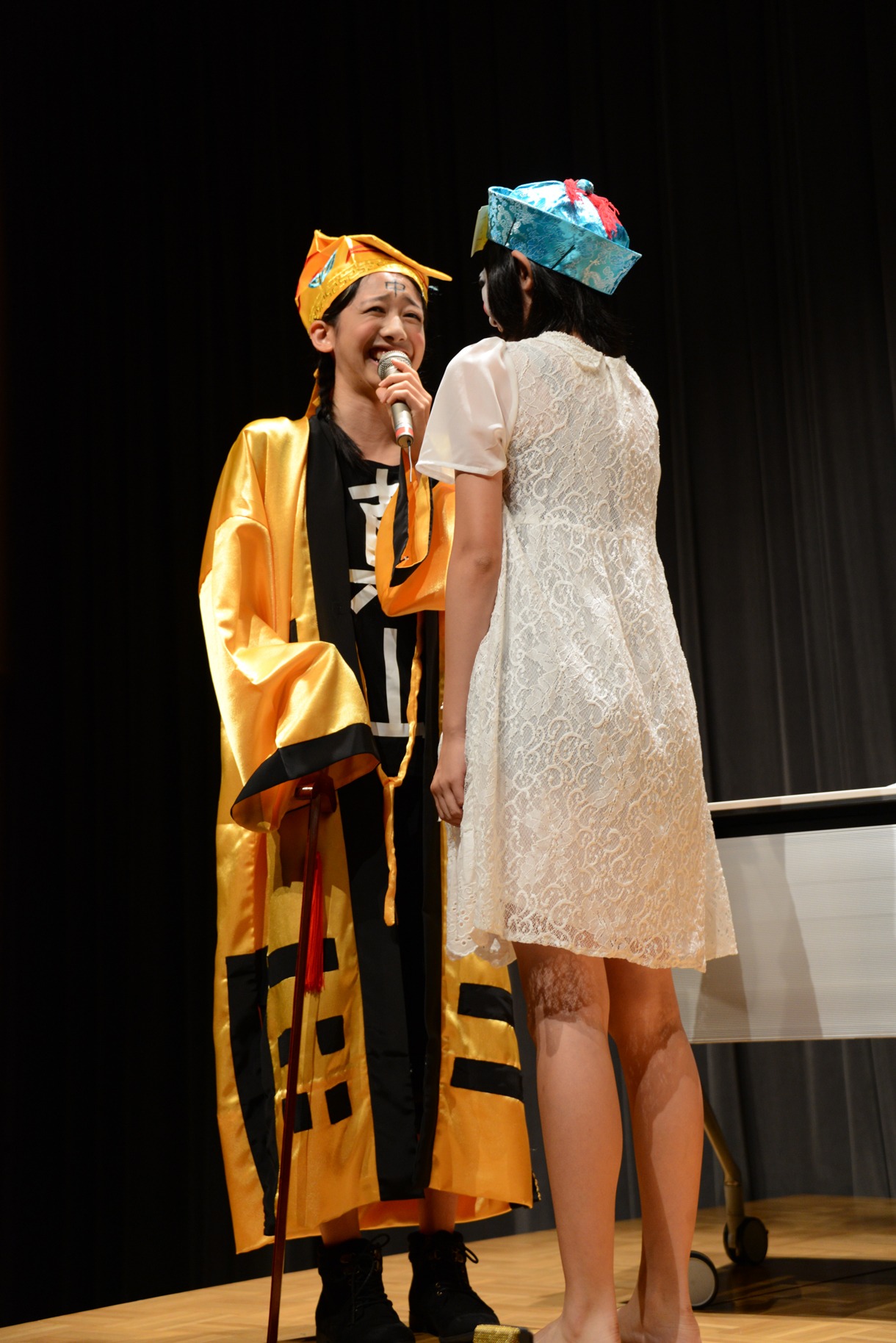 即興劇「花咲か爺さん」のワンシーン。