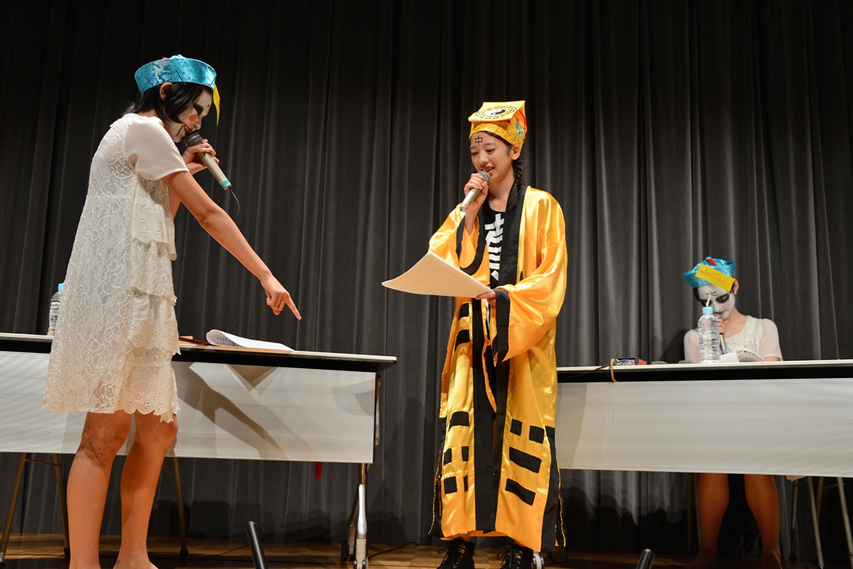 即興劇「花咲か爺さん」のワンシーン。