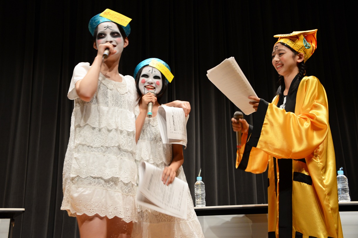 即興劇「花咲か爺さん」のワンシーン。