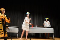 刀を振り回す松野莉奈。