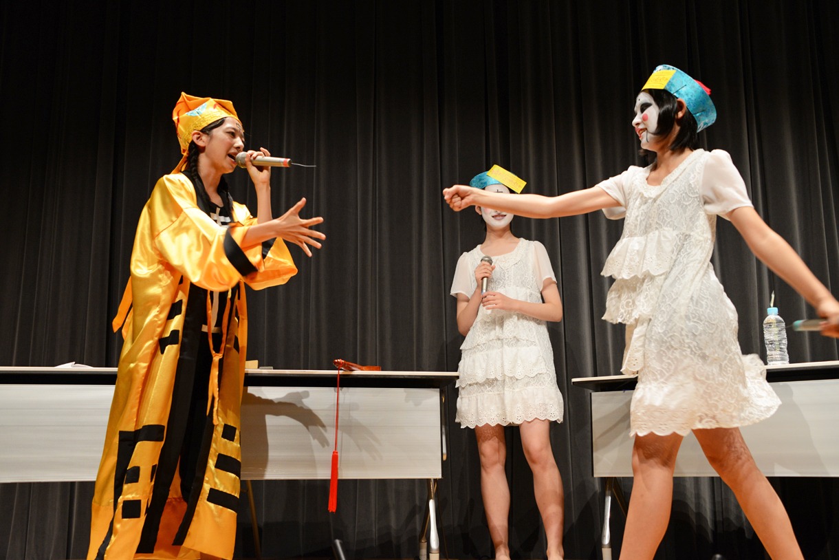 唐突にじゃんけんを始める柏木ひなた（右）。残念ながら2戦2敗。