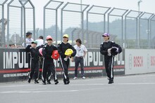 同乗体験に臨むべくサーキットに現れたももいろクローバーZ。