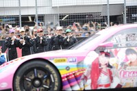 「マジで速いんだZ」号を見て笑顔を浮かべるももいろクローバーZ。