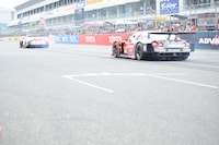 ももクロメンバーを乗せてスタートする「マジで速いんだZ」号とニッサンGT-R。