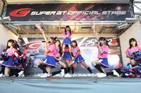コース裏手のステージでライブを行うみにちあ☆ベアーズ。
