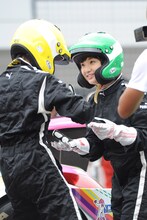 写真左から玉井詩織と有安杏果。