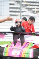 急遽2周することになったことに驚きの表情を浮かべる、下車後の百田夏菜子。